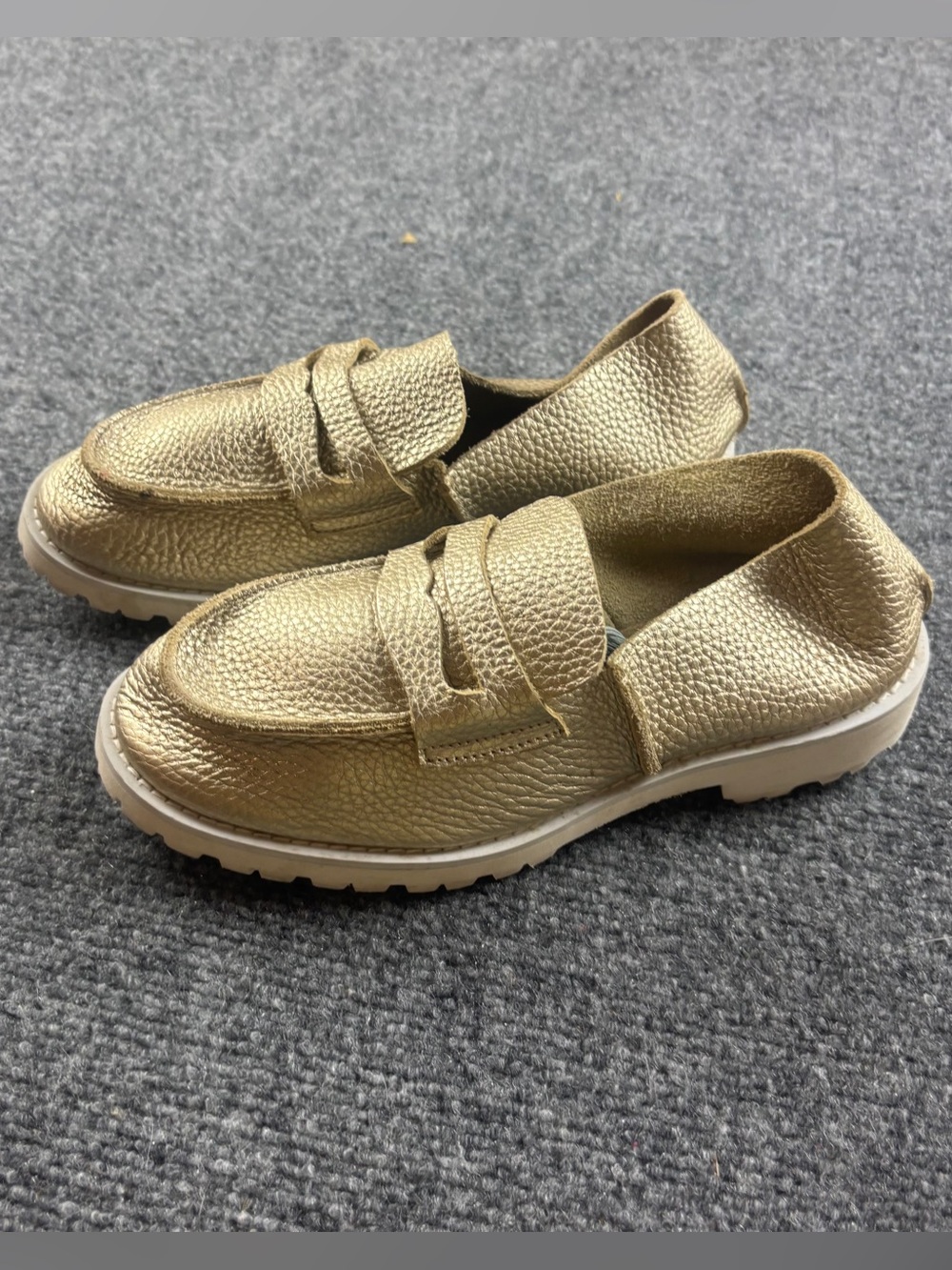 VIBRAM Women’s Gold Leather Loafers size: 5